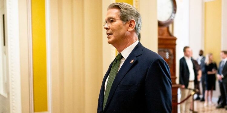 Bessent Rips Pelosi, exige una prohibición de negociación de un solo almacén en el Congreso