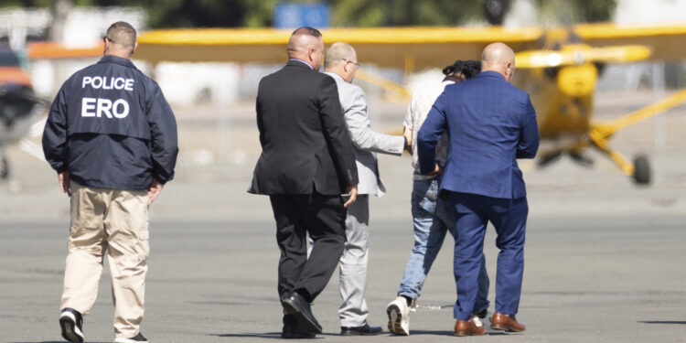 El Departamento de Estado detiene las visas de empleo para conductores de camiones