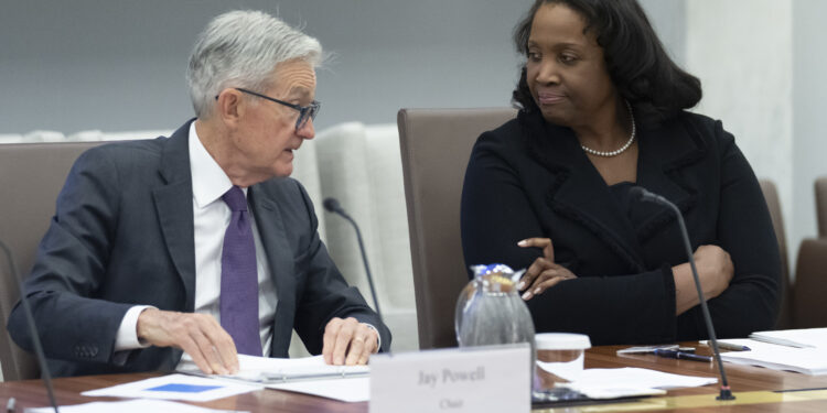 El funcionario de la vivienda de Trump trae una nueva acusación contra el cocinero de la Fed