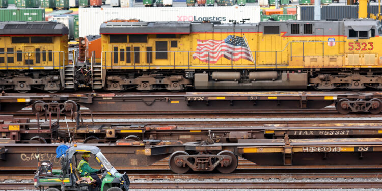 Trump ha despedido a un demócrata en una junta ferroviaria federal. Es el último en negarse a dejar su puesto.
