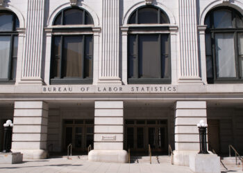 El despido de Trump al Comisionado de BLS refleja una creciente desconfianza contra los economistas: el dinero del planeta: NPR