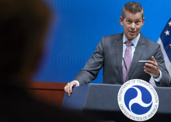 El secretario del DOT dice que la agencia ‘asumirá’ la estación de la Unión de Washington, construyendola ya posee