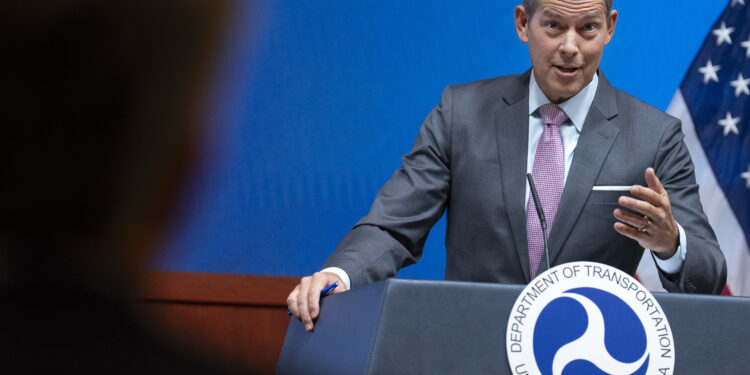 El secretario del DOT dice que la agencia ‘asumirá’ la estación de la Unión de Washington, construyendola ya posee