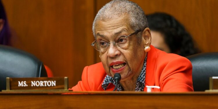 DC delegado DC prensa a los funcionarios de Trump sobre el costo del “despliegue masivo” de la Guardia Nacional.