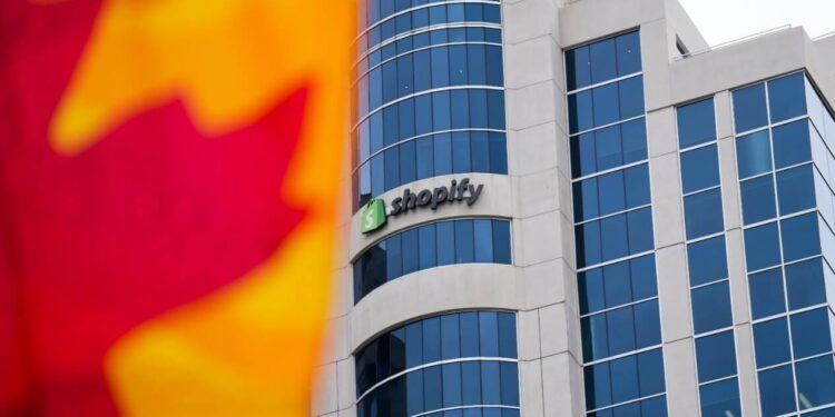 Shopify aumenta la base de ingresos y comerciantes frente a los desafíos comerciales