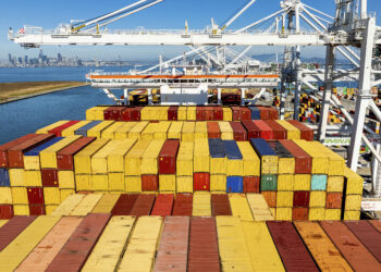 El ataque comercial de Trump se intensifica mientras los aranceles globales entran