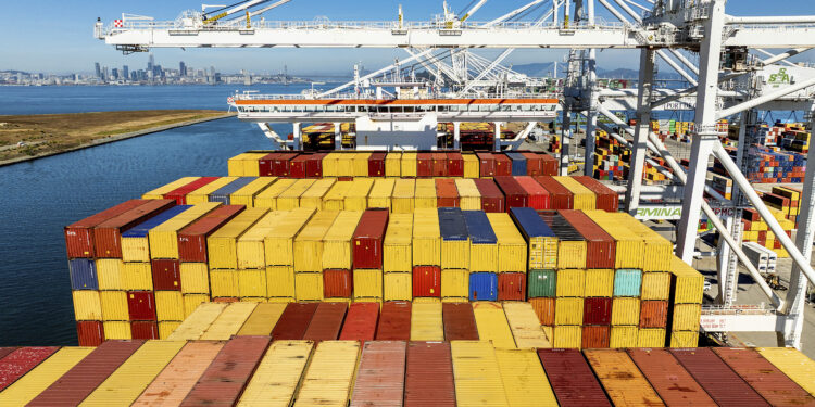 El ataque comercial de Trump se intensifica mientras los aranceles globales entran