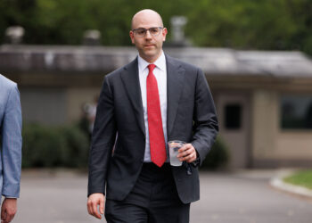 Trump nombra al asesor económico Miran a la apertura de la Fed temporal