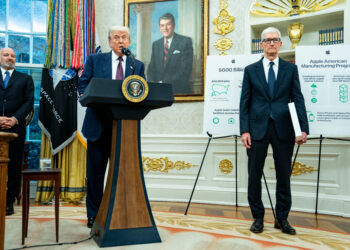 Trump dice que le dará una tarifa al 100 por ciento a los semiconductores