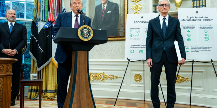 Trump dice que le dará una tarifa al 100 por ciento a los semiconductores