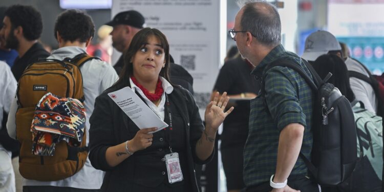 Air Canada suspende los planes de reinicio después de que la Unión desafía la orden de regreso al trabajo: NPR