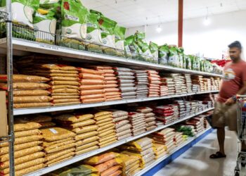 Los aranceles amplios de Trump entran en vigencia, al igual que el dolor económico está surgiendo: NPR