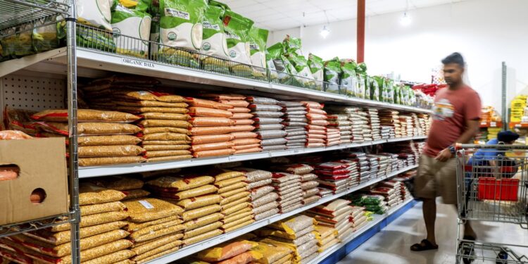 Los aranceles amplios de Trump entran en vigencia, al igual que el dolor económico está surgiendo: NPR