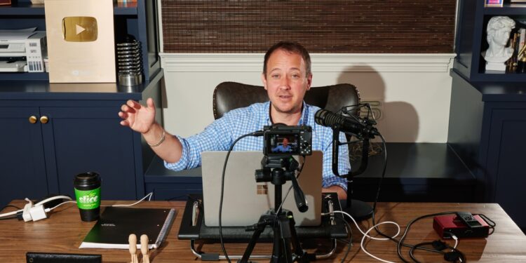 El podcast anti-Trump MeidasTastouch está rivalizando con Joe Rogan por las vistas: NPR