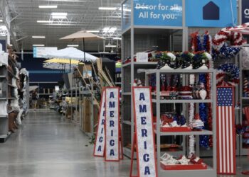 La inflación permanece elevada a medida que los aranceles de Trump se apoderan: NPR