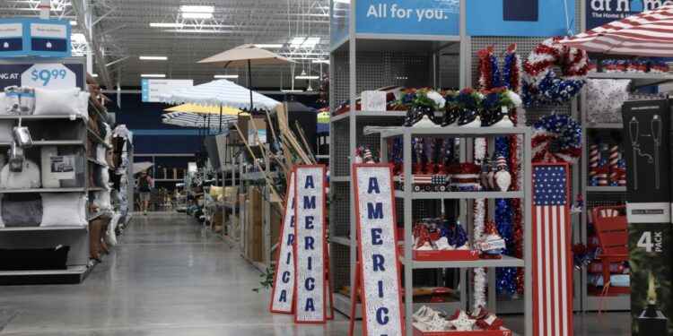 La inflación permanece elevada a medida que los aranceles de Trump se apoderan: NPR