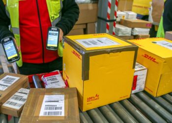 Las nuevas reglas de tarifa de ‘de minimis’ terminan muchos envíos de paquetes para nosotros: NPR