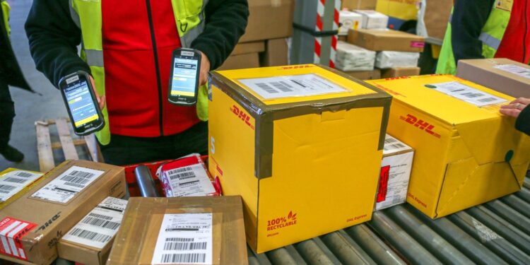Las nuevas reglas de tarifa de ‘de minimis’ terminan muchos envíos de paquetes para nosotros: NPR