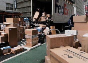 De Minimis está terminando. ¿Qué significa eso para nosotros los consumidores? : NPR