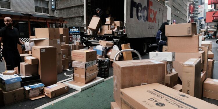 De Minimis está terminando. ¿Qué significa eso para nosotros los consumidores? : NPR