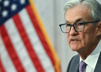 Powell de Fed señala posible recorte de tarifas, y las acciones se disparan: NPR