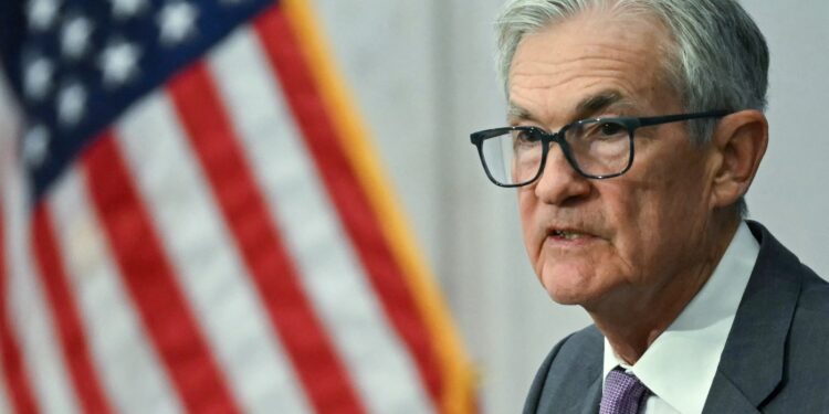 Powell de Fed señala posible recorte de tarifas, y las acciones se disparan: NPR