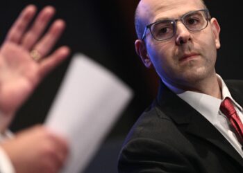 Trump aprovecha el asesor económico para llenar la vacante Fed temporalmente: NPR