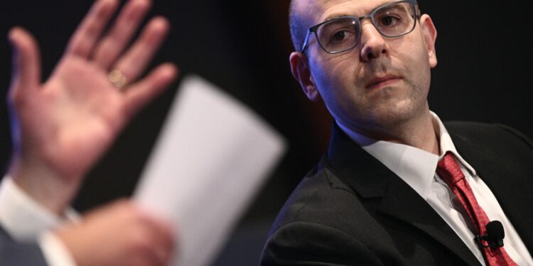 Trump aprovecha el asesor económico para llenar la vacante Fed temporalmente: NPR