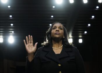 El gobernador de la alimentación Lisa Cook demanda a Trump por disparar: NPR