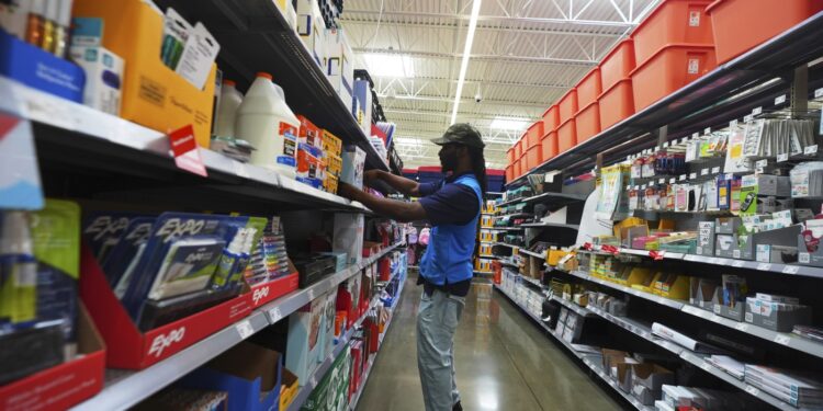 Walmart dice que los costos arancelarios están aumentando ‘cada semana’: NPR