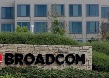 Acciones que realizan los movimientos más grandes del mediodía: Avgo, NX, Lulu