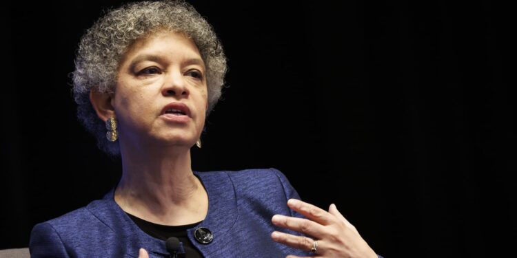 El presidente de Boston Fed, Collins, ve precaución en los recortes de tasas de interés futuras
