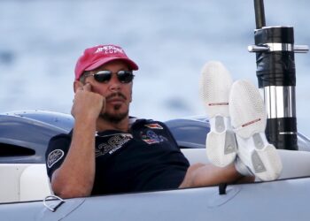 Acciones que realizan los movimientos más grandes del mediodía: Orcl, Chwy, Avgo, GME