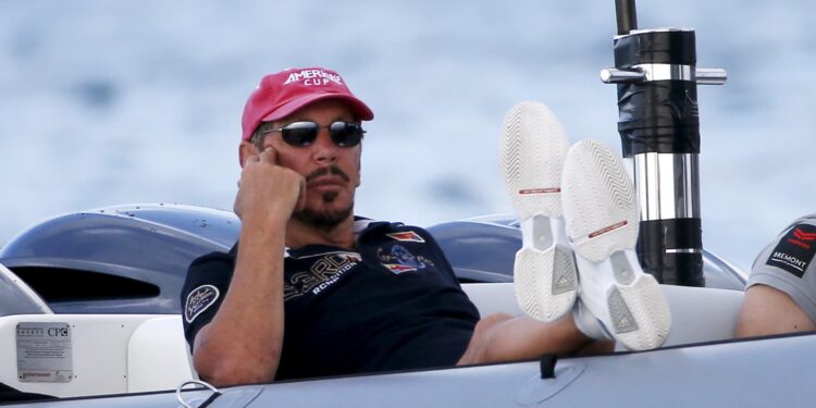 Acciones que realizan los movimientos más grandes del mediodía: Orcl, Chwy, Avgo, GME