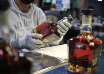 Acciones que realizan los movimientos más grandes del mediodía: SATS, BF.A, SMTC, OKL