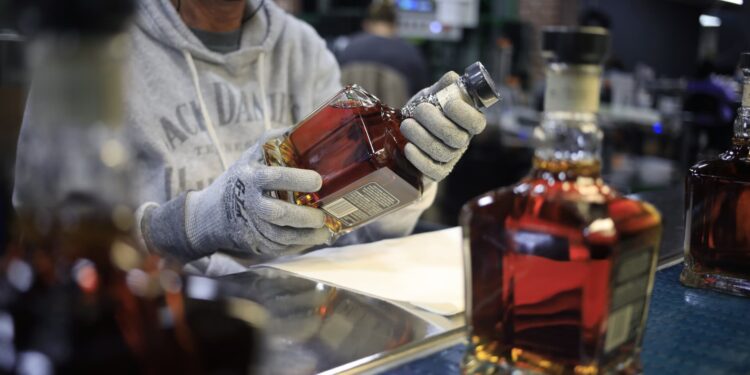 Acciones que realizan los movimientos más grandes del mediodía: SATS, BF.A, SMTC, OKL