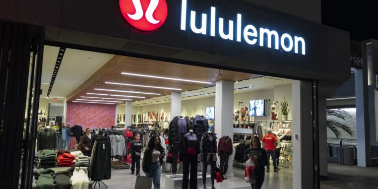 Acciones que realizan los movimientos más grandes Premarket: Avgo, Lulu, TSLA