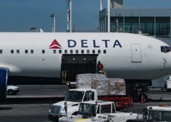 Acciones que realizan los movimientos más grandes del mediodía: DAL, RVMD, CNC