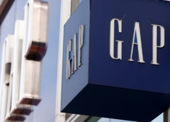 Existencias que realizan los movimientos más grandes del mediodía: Gap, AEO, CRM, Fig.