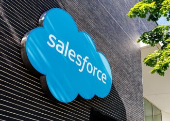 Acciones que realizan los movimientos más grandes Premarket: CRM, AEO, HPE