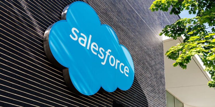 Acciones que realizan los movimientos más grandes Premarket: CRM, AEO, HPE