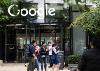 Acciones que hacen los movimientos más grandes del mediodía: Googl, BRKR, CXM, DLTR