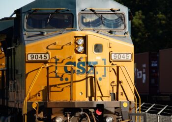 Acciones que realizan los movimientos más grandes del mediodía: CSX, EA, Pony, MRUS