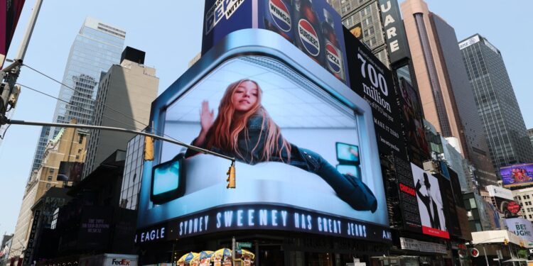 Acciones que realizan los movimientos más grandes después de las horas: AEO, CRM, AI, GTLB