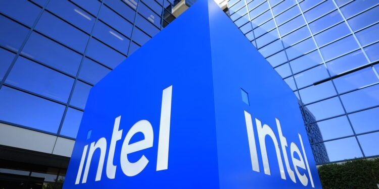 Acciones que hacen los movimientos más grandes del mediodía: INTC, NVO, BLSH, TODOS