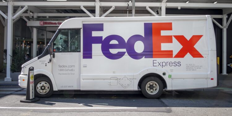 Acciones que realizan los mayores movimientos previos al mercado: FDX, INTC, LEN, AAPL