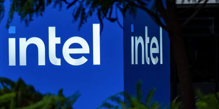 Intel entre la mayoría de las existencias de sobrecompra en Wall Street después de volar esta semana