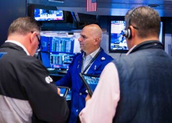 Comerciantes que miran dos acciones cerca de los niveles de maquillaje o ruptura