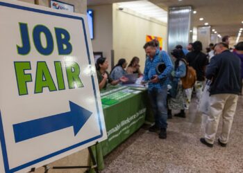 Las reclamaciones de desempleo caen a 218,000, aliviando los miedos laborales