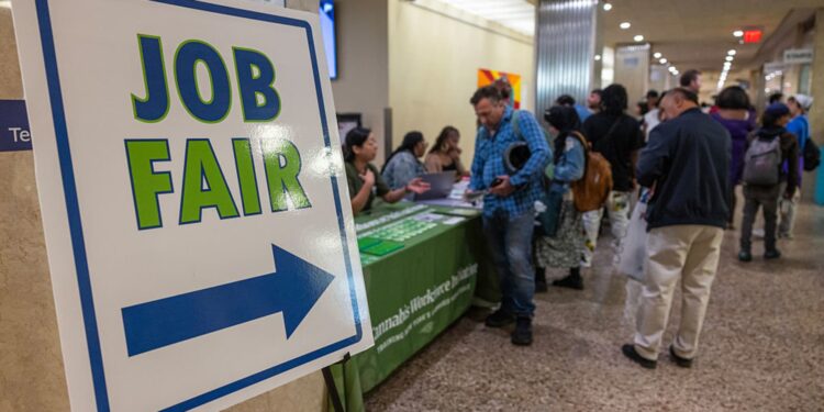 Las reclamaciones de desempleo caen a 218,000, aliviando los miedos laborales